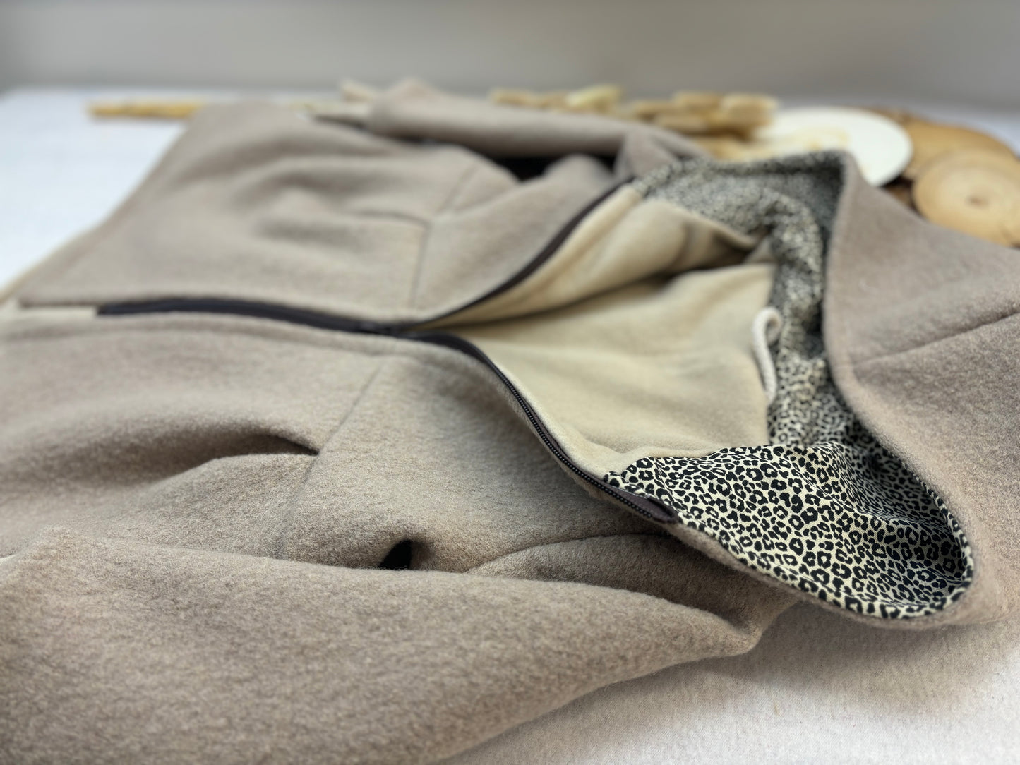 Wollwalkmantel Beige / Baumwollfleece Beige / Kapuze Leo Dunkel