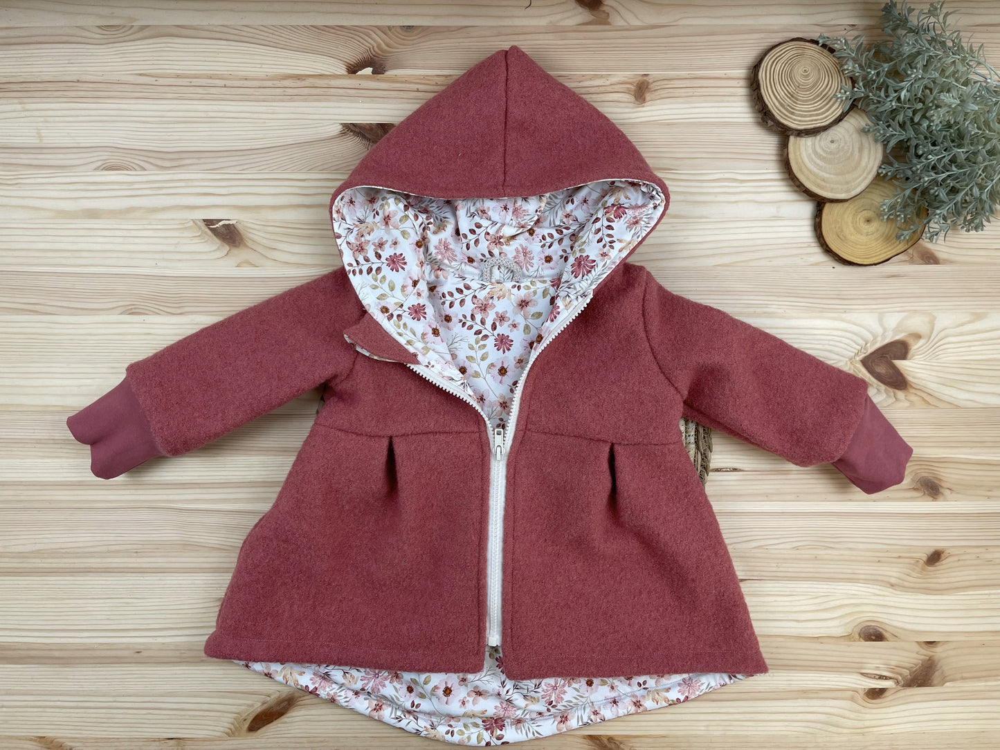 Wollwalkmantel Himbeere Herbstblumen